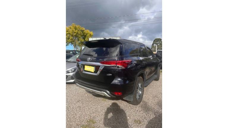 TOYOTA - HILUX SW4 - 2017/2017 - Preta - R$ 175.000,00
