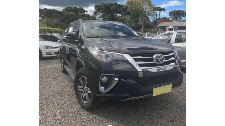 TOYOTA - HILUX SW4 - 2017/2017 - Preta - R$ 175.000,00