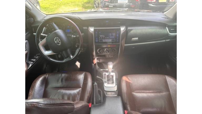 TOYOTA - HILUX SW4 - 2017/2017 - Preta - R$ 175.000,00